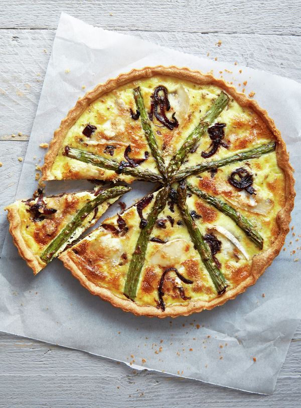 Quiche di asparagi con una fetta già tagliata